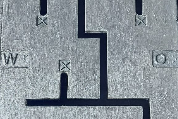 Silbernes Labyrinth mit haptischen Symbolen